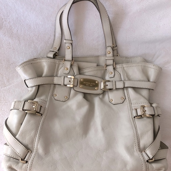 Michael Kors leather bag. - Picture 5 of 5